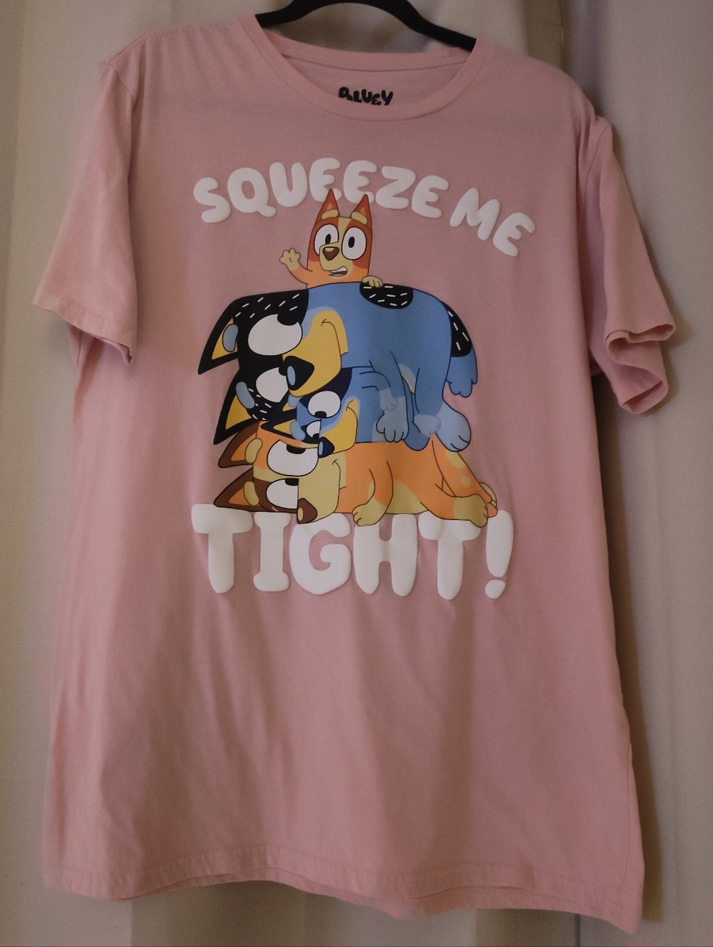 BLUEY MENS PINK VALENTINE'S DAY "SQUEEZE ME TIGHT" GRAPHIC T-SHIRT SIZE XL